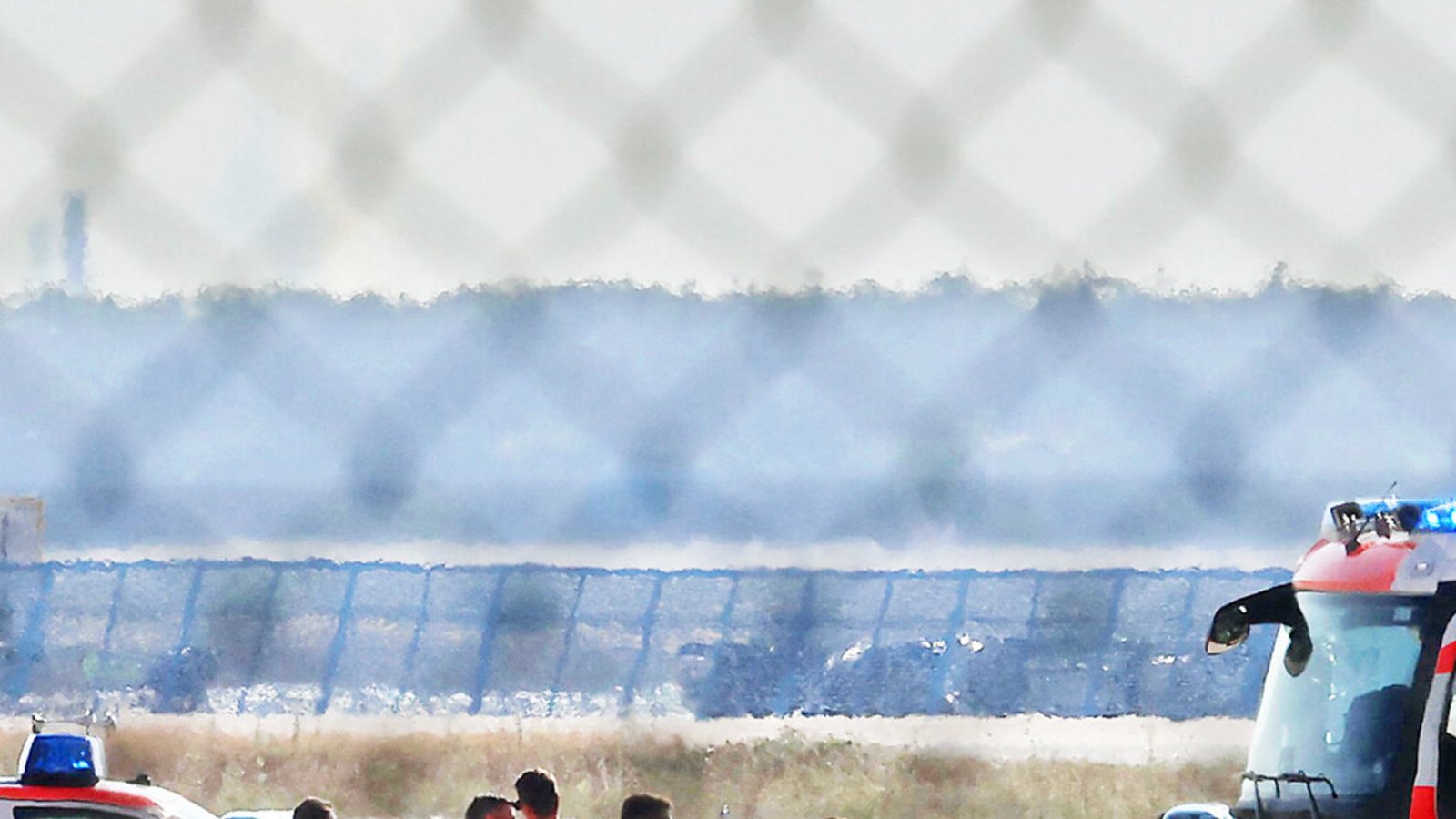 Einsatz am Flughafen: Aktivisten der Letzten Generation haben sich auf dem Rollfeld festgeklebt.Foto: AFP