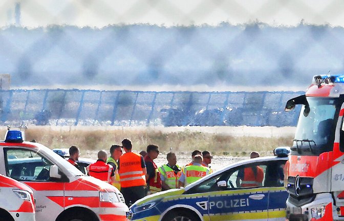 Einsatz am Flughafen: Aktivisten der Letzten Generation haben sich auf dem Rollfeld festgeklebt.<span class='image-autor'>Foto: AFP</span>