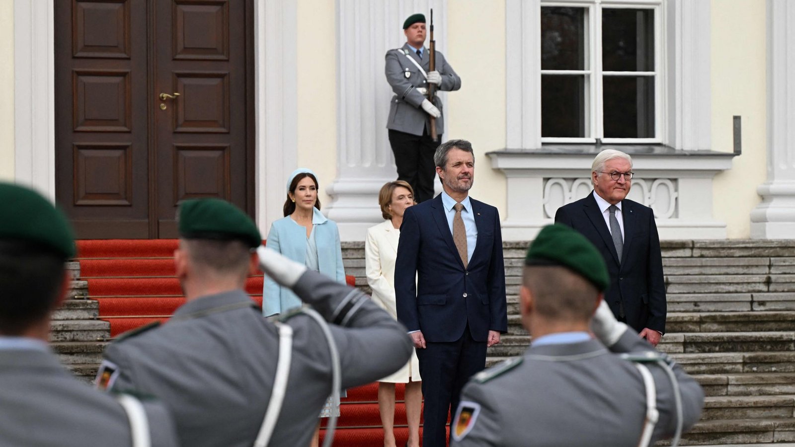 Die dänischen Royals beim feierlichen Empfang in Berlin.Foto: AFP/RALF HIRSCHBERGER