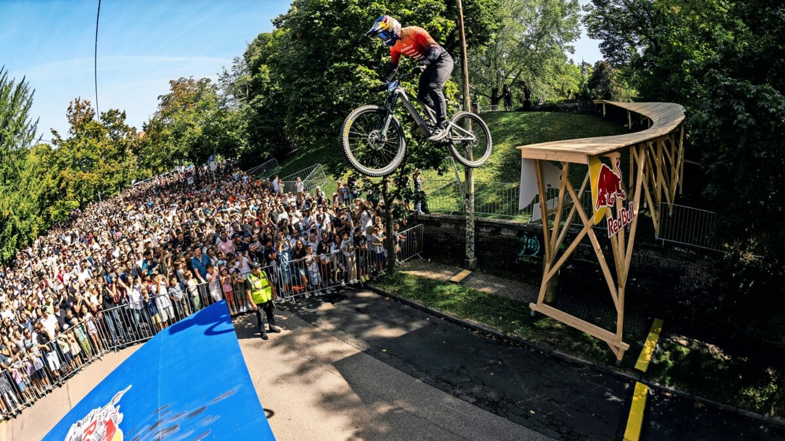 Die Radler fliegen über die Etzelstraße.Foto: Bartek Wolinski/Red Bull Content Pool Die Radler fliegen über die Etzelstraße.Foto: Bartek Wolinski/Red Bull Content Pool