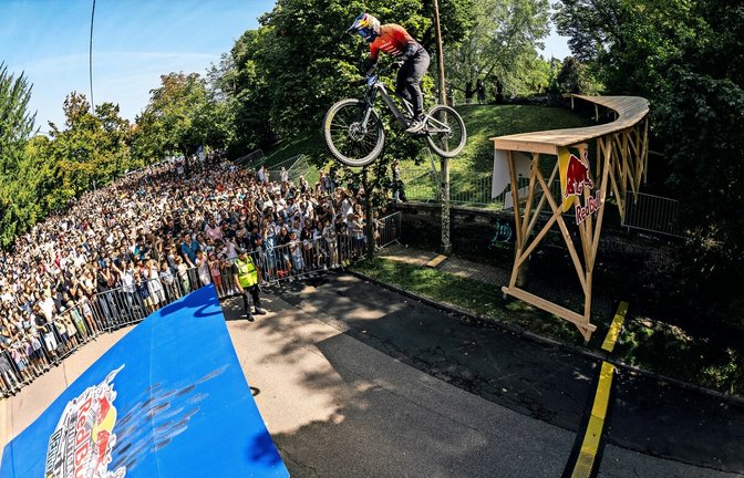 Die Radler fliegen über die Etzelstraße.<span class='image-autor'>Foto: Bartek Wolinski/Red Bull Content Pool</span>