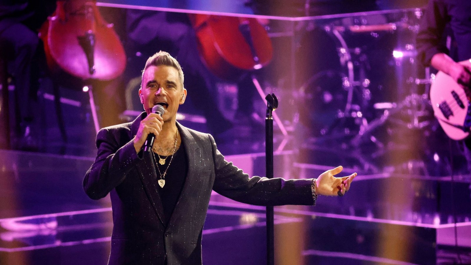 Der britische Popstar Robbie Williams – hier beim Auftritt in der ZDF-Show „Wetten, dass..?“ – hat die englische Nationalmannschaft in Katar besucht.Foto: dpa/Philipp von Ditfurth