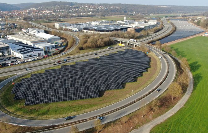 An der B 27 bei Tübingen ist das dritte „Ohr“ mit Solarmodulen ausgestattet worden, weiter hinten im Bild geht der Ausbau weiter. Die Anlage hat eine installierte Leistung von 8656 Kilowattpeak.<span class='image-autor'>Foto: swt/Stromer</span>