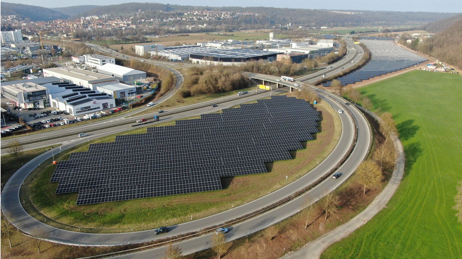 An der B 27 bei Tübingen ist das dritte „Ohr“ mit Solarmodulen ausgestattet worden, weiter hinten im Bild geht der Ausbau weiter. Die Anlage hat eine installierte Leistung von 8656 Kilowattpeak.Foto: swt/Stromer An der B 27 bei Tübingen ist das dritte „Ohr“ mit Solarmodulen ausgestattet worden, weiter hinten im Bild geht der Ausbau weiter. Die Anlage hat eine installierte Leistung von 8656 Kilowattpeak.Foto: swt/Stromer