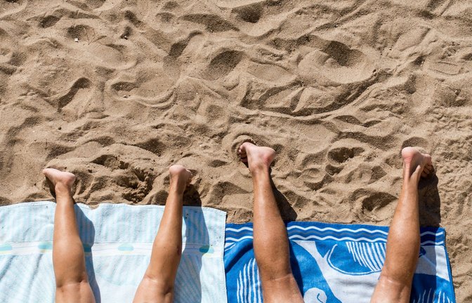 Viele Menschen gehen im Sommer an den Strand, um sich in der prallen Sonne zu bräunen.<span class='image-autor'>Foto: imago/Erwin Wodicka</span>