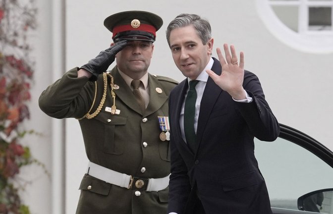 Auch der irische Premier Simon Harris (rechts) peilt Neuwahlen an.<span class='image-autor'>Foto: dpa/Brian Lawless</span>