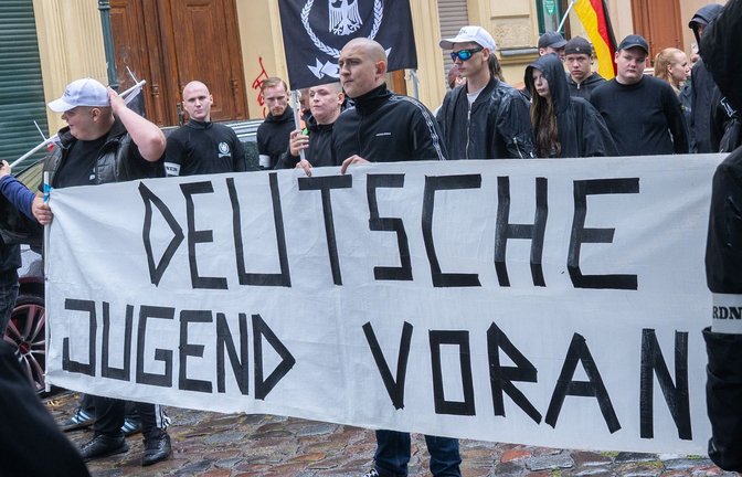 Teilnehmer stehen bei einer rechten Gegendemonstration zum Christopher Street Day in Bernau (Archivbild).<span class='image-autor'>Foto: Christophe Gateau/dpa/Christophe Gateau</span>