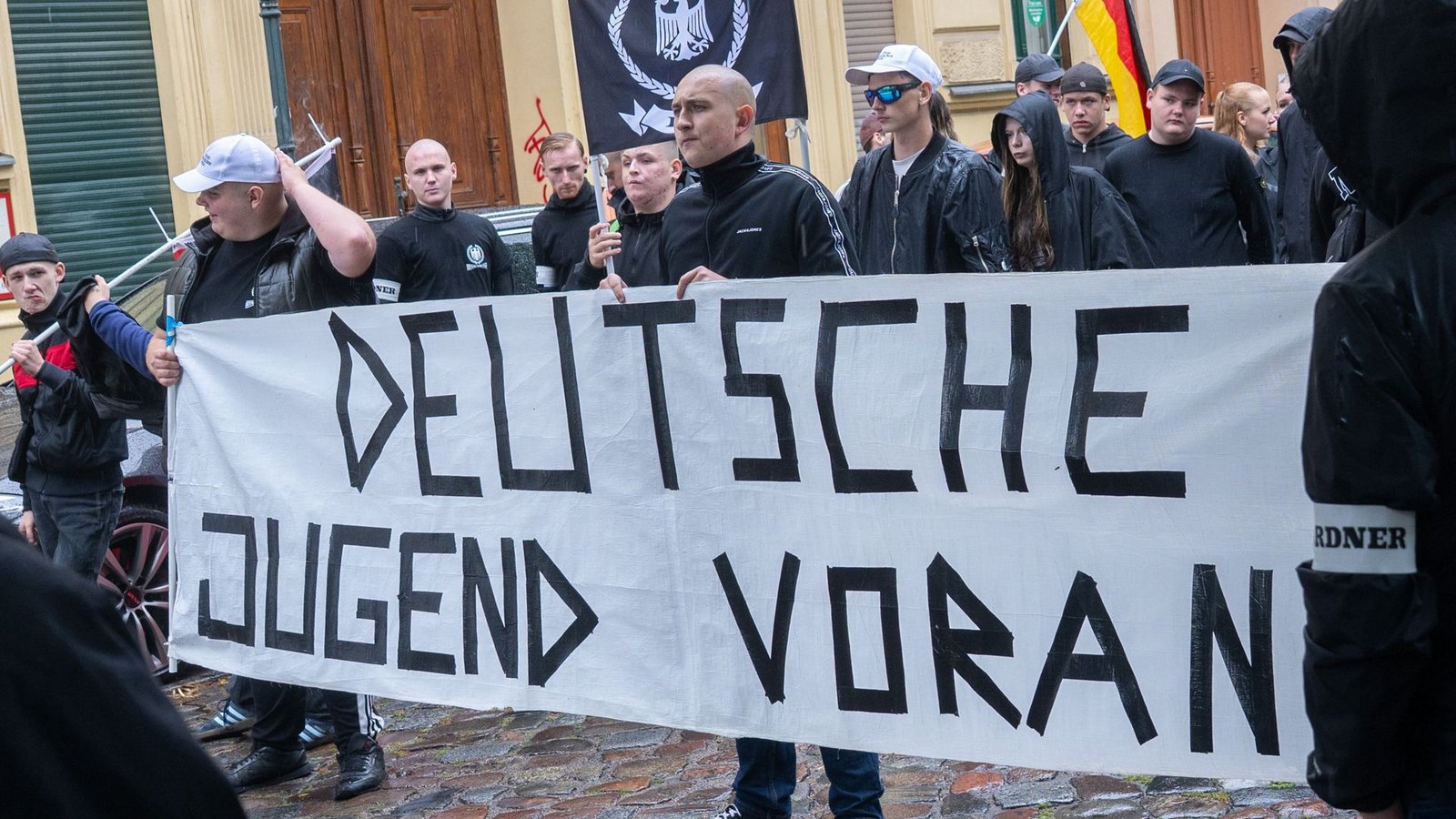 Teilnehmer stehen bei einer rechten Gegendemonstration zum Christopher Street Day in Bernau (Archivbild).Foto: Christophe Gateau/dpa/Christophe Gateau Teilnehmer stehen bei einer rechten Gegendemonstration zum Christopher Street Day in Bernau (Archivbild).Foto: Christophe Gateau/dpa/Christophe Gateau