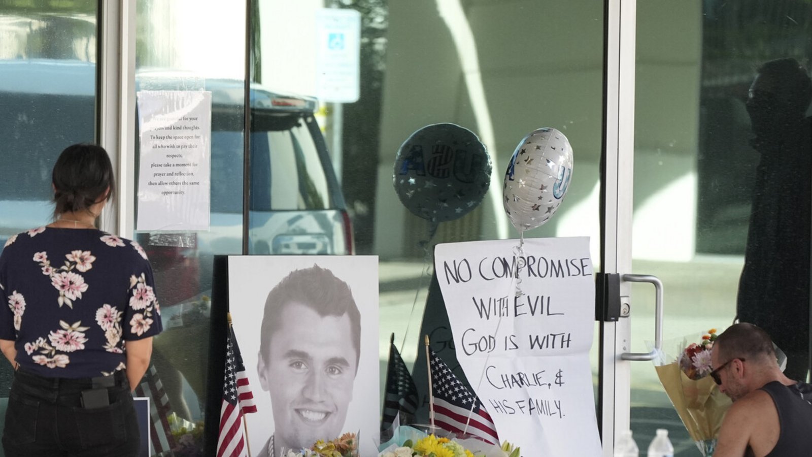 Trauernde vor dem Sitz der von Charlie Kirk angeführten Jugendorganisation Turning Point USA in Phoenix, Arizona.Foto: Ross D. Franklin/AP/dpa