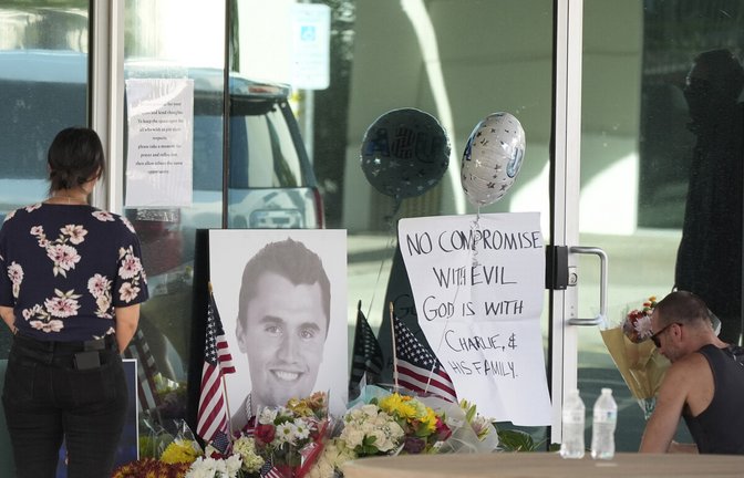 Trauernde vor dem Sitz der von Charlie Kirk angeführten Jugendorganisation Turning Point USA in Phoenix, Arizona.<span class='image-autor'>Foto: Ross D. Franklin/AP/dpa</span>