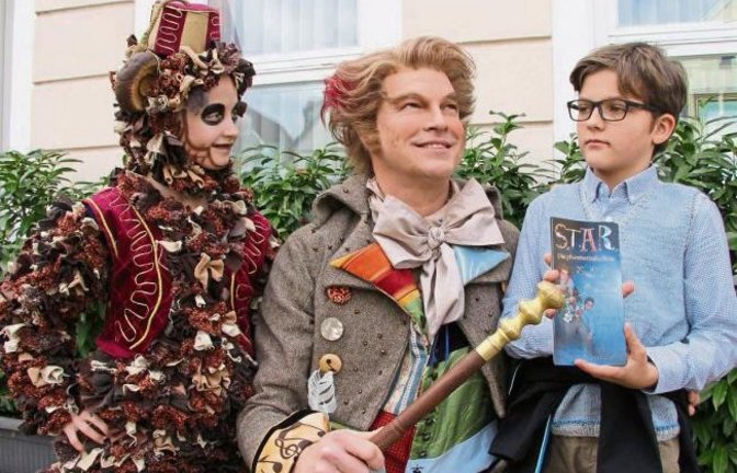 Die Darsteller des Musicals „S.T.A.R. – Eine phantastische Reise“ haben am Samstag auf dem Vaihinger Marktplatz für ihre Aufführungen am 25. und 26. März in der Stadthalle geworben. Die Kostüme waren dabei der Hingucker. Foto: Banholzer