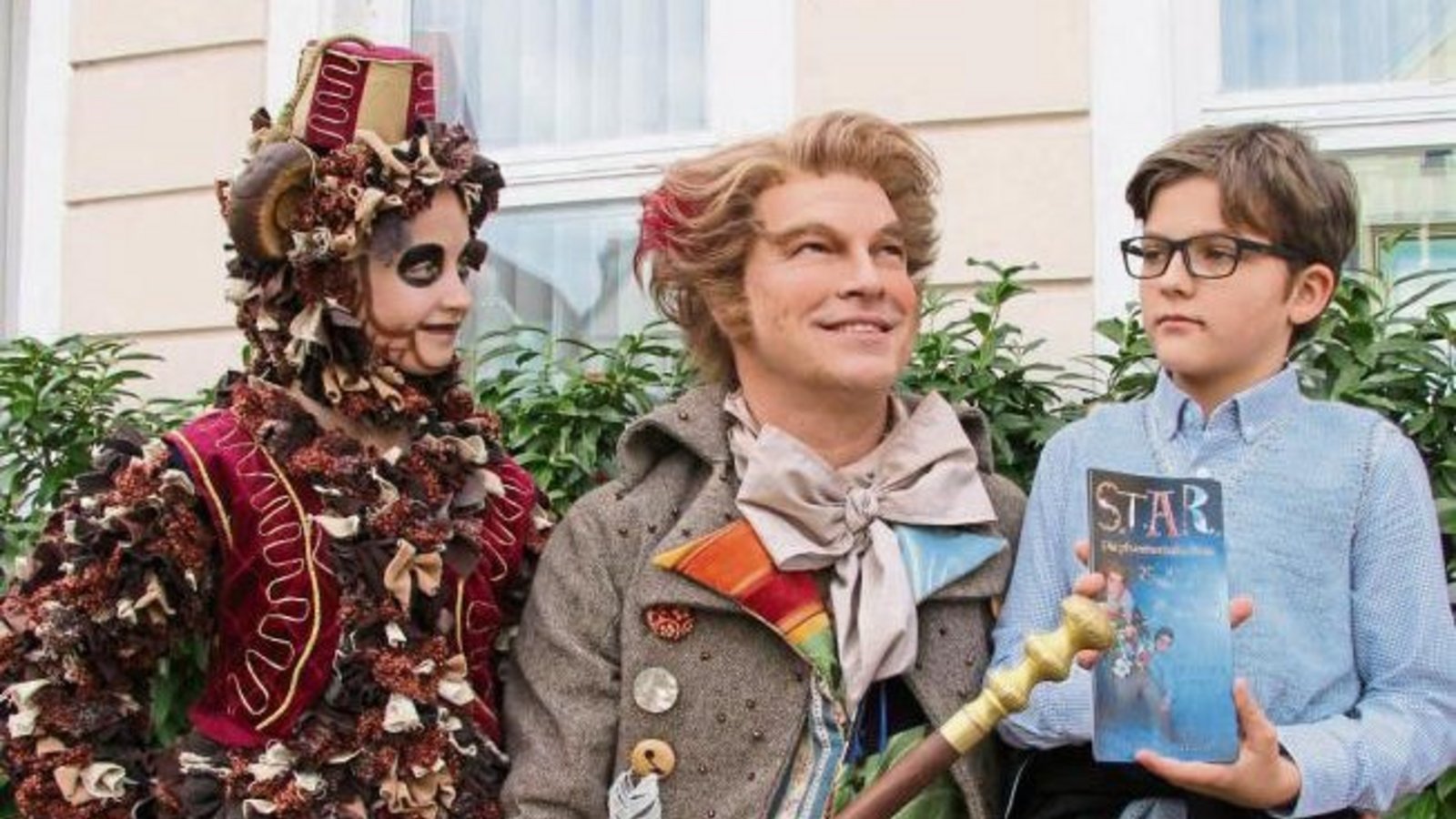 Die Darsteller des Musicals „S.T.A.R. – Eine phantastische Reise“ haben am Samstag auf dem Vaihinger Marktplatz für ihre Aufführungen am 25. und 26. März in der Stadthalle geworben. Die Kostüme waren dabei der Hingucker. Foto: Banholzer Die Darsteller des Musicals „S.T.A.R. – Eine phantastische Reise“ haben am Samstag auf dem Vaihinger Marktplatz für ihre Aufführungen am 25. und 26. März in der Stadthalle geworben. Die Kostüme waren dabei der Hingucker. Foto: Banholzer
