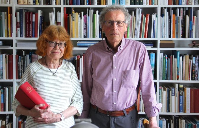 Auf den Spuren zweier Weltsprachen: Silvia (mit Esperanto-Lexikon) und Hans-Dieter Kuhn in ihrer Bibliothek<span class='image-autor'>Ulrich Fricker</span>