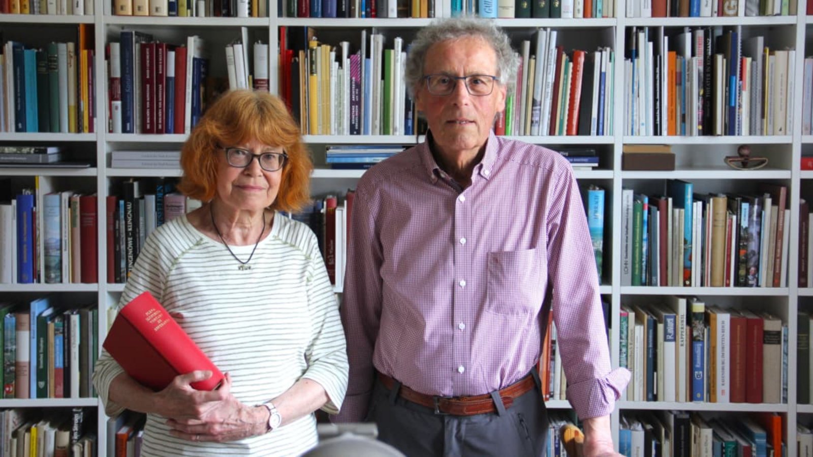 Auf den Spuren zweier Weltsprachen: Silvia (mit Esperanto-Lexikon) und Hans-Dieter Kuhn in ihrer BibliothekUlrich Fricker