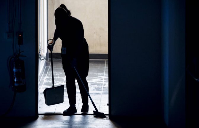 Manch eine Witwe sieht sich nach dem Tod des Gatten verstärkt zu harter Arbeit gezwungen.<span class='image-autor'>IMAGO</span>