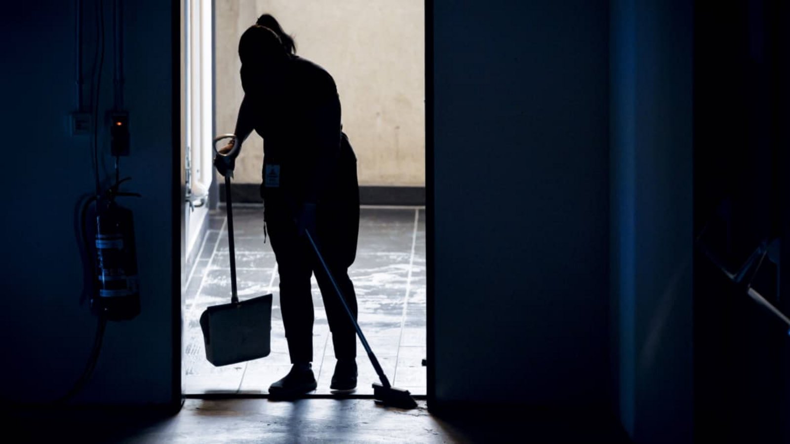 Manch eine Witwe sieht sich nach dem Tod des Gatten verstärkt zu harter Arbeit gezwungen.IMAGO Manch eine Witwe sieht sich nach dem Tod des Gatten verstärkt zu harter Arbeit gezwungen.IMAGO