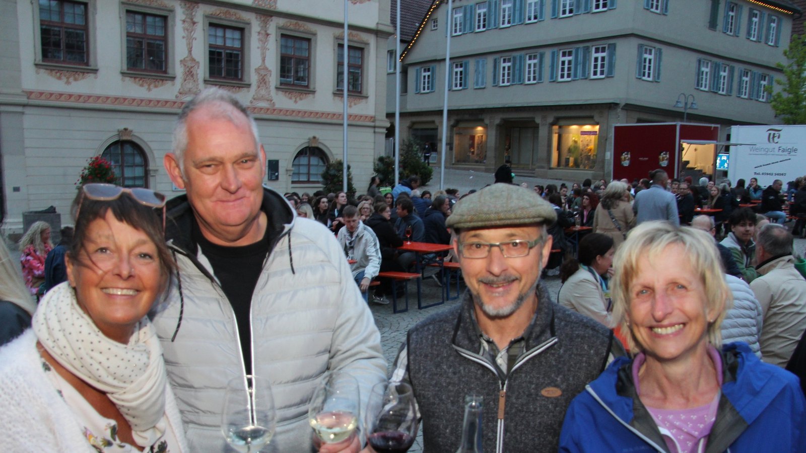 Feiern in gemütlicher Atmosphäre (von links): Svenja und Manfred Frantz stoßen mit Wolfgang und Claudia Pollak an.  Fotos: Banholzer
