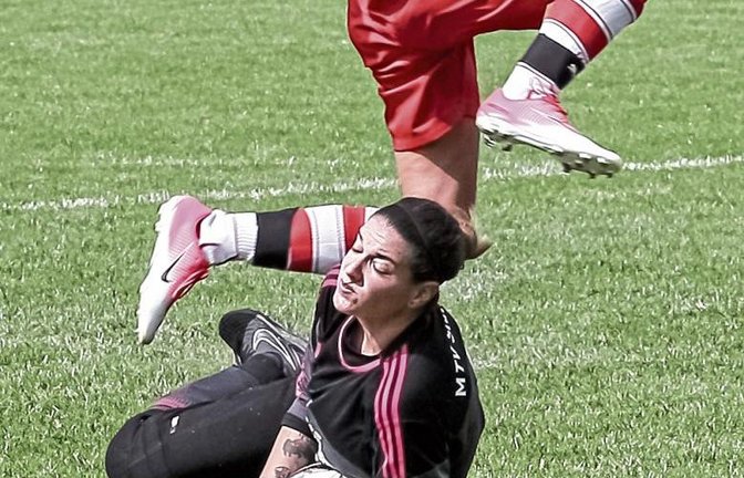 Romy Bahmer & Co. sind als Aufsteiger mit einem 2:2-Unentschieden gegen den MTV Stuttgart (vorne Torfrau Emanuela Delimo) in die Regionenliga gestartet. Jetzt will der SV Horrheim die Hinrunde mit Erfolgen gegen drei der Topteams abschließen. Foto: Simece
