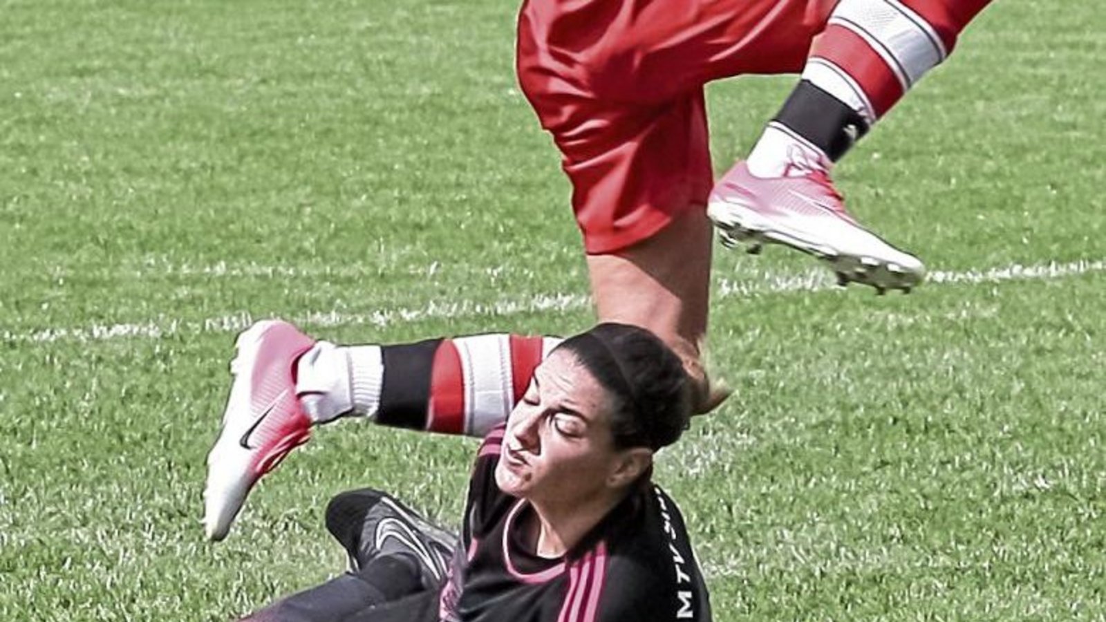 Romy Bahmer & Co. sind als Aufsteiger mit einem 2:2-Unentschieden gegen den MTV Stuttgart (vorne Torfrau Emanuela Delimo) in die Regionenliga gestartet. Jetzt will der SV Horrheim die Hinrunde mit Erfolgen gegen drei der Topteams abschließen. Foto: Simece