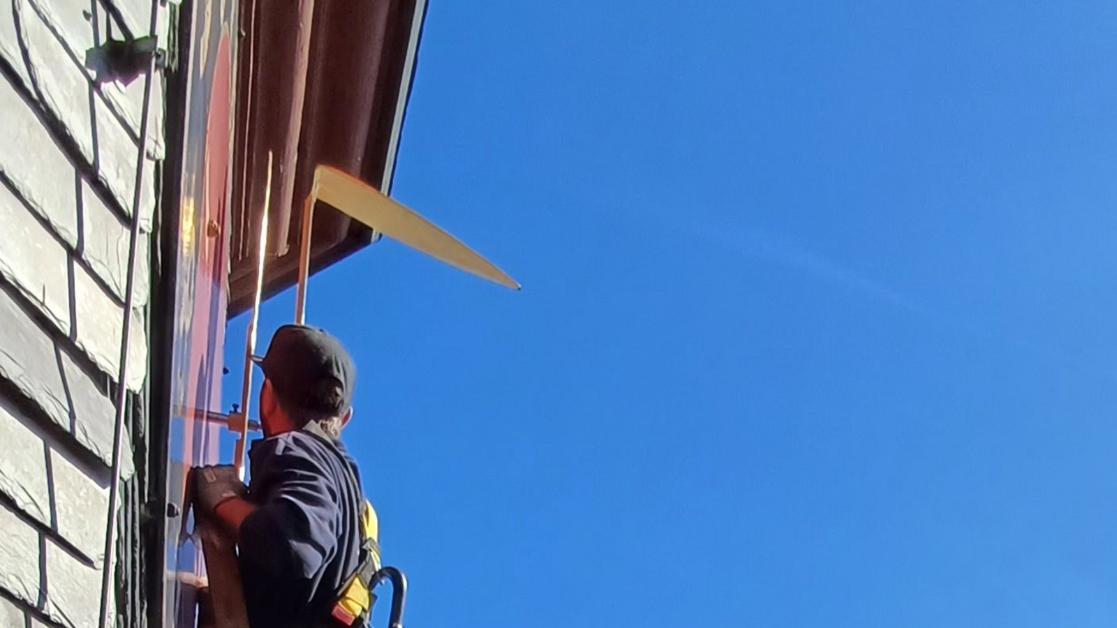Florian Dreher schraubt den defekten Zeiger in rund 30 Meter Höhe ab.  Fotos: Rücker