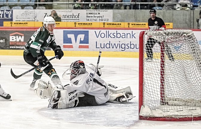 Löwen-Goalie Florian Proske streckt sich vergeblich, Kodi Schwarz erzielt den 2:2-Ausgleich für die Steelers. Frankfurts Pawel Dronia (links) kommt viel zu spät. Foto: Simecek