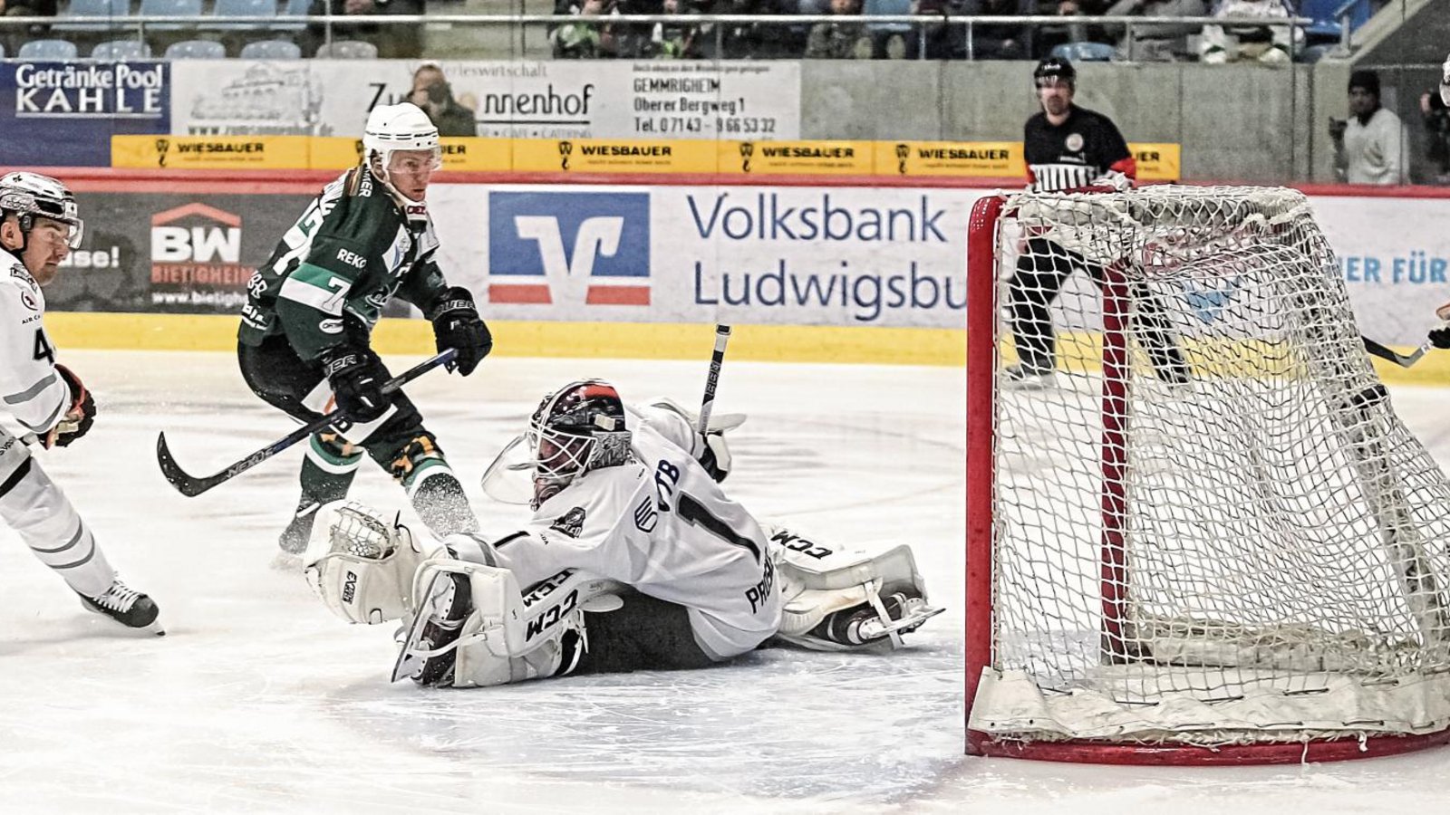 Löwen-Goalie Florian Proske streckt sich vergeblich, Kodi Schwarz erzielt den 2:2-Ausgleich für die Steelers. Frankfurts Pawel Dronia (links) kommt viel zu spät. Foto: Simecek Löwen-Goalie Florian Proske streckt sich vergeblich, Kodi Schwarz erzielt den 2:2-Ausgleich für die Steelers. Frankfurts Pawel Dronia (links) kommt viel zu spät. Foto: Simecek