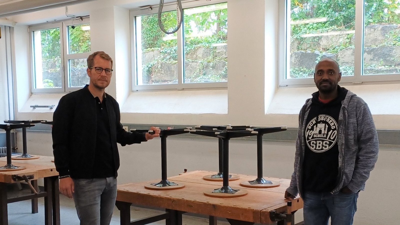 Schulleiter Jürgen Joos (links) und Konrektor Brani Gebre zeigen einen der Technikräume, die vorerst geschlossen wurden, jedoch gerade erst „in Eigenleistung richtig auf Vordermann gebracht worden sind,“ wie Joos sagt. Fotos: Rücker Schulleiter Jürgen Joos (links) und Konrektor Brani Gebre zeigen einen der Technikräume, die vorerst geschlossen wurden, jedoch gerade erst „in Eigenleistung richtig auf Vordermann gebracht worden sind,“ wie Joos sagt. Fotos: Rücker