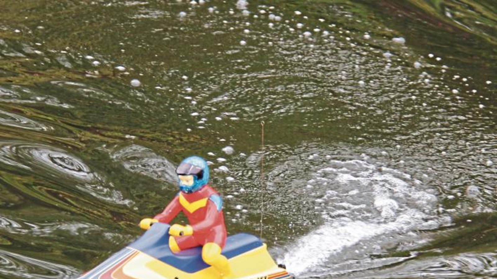 Auch ein buntes, ferngesteuertes Jetski-Modell düste am Samstag nahe der Vaihinger Ölmühle auf der Enz umher. Foto: Romanowski Auch ein buntes, ferngesteuertes Jetski-Modell düste am Samstag nahe der Vaihinger Ölmühle auf der Enz umher. Foto: Romanowski
