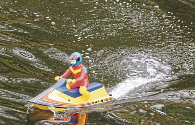 Auch ein buntes, ferngesteuertes Jetski-Modell düste am Samstag nahe der Vaihinger Ölmühle auf der Enz umher.  Foto: Romanowski