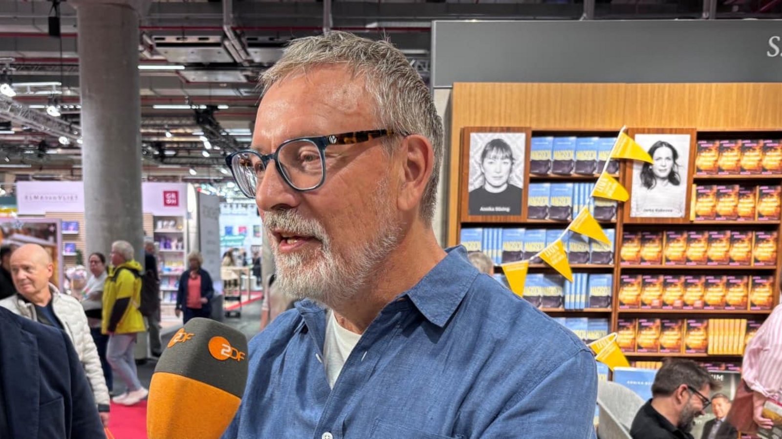 Bücher von Anne Carson gibt es nach der Verkündigung des Literaturnobelpreises noch keine auf dem Stand vom S. Fischer. Aber ihr Lektor Hans Jürgen Balmes erklärt ihr Werk.Jürgen Kanold Bücher von Anne Carson gibt es nach der Verkündigung des Literaturnobelpreises noch keine auf dem Stand vom S. Fischer. Aber ihr Lektor Hans Jürgen Balmes erklärt ihr Werk.Jürgen Kanold