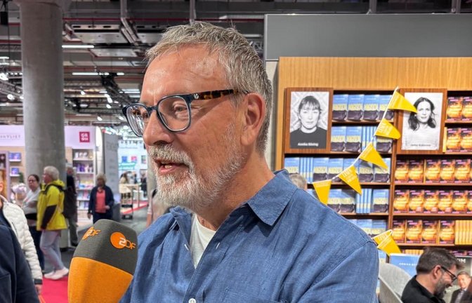 Bücher von Anne Carson gibt es nach der Verkündigung des Literaturnobelpreises noch keine auf dem Stand vom S. Fischer. Aber ihr Lektor Hans Jürgen Balmes erklärt ihr Werk.<span class='image-autor'>Jürgen Kanold</span>