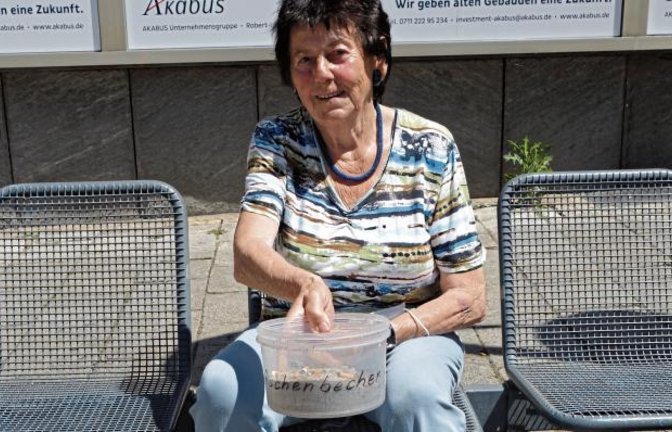 Erika Gaessler wohnt am Vaihinger Marktplatz und hat vor Kurzem eine Idee gehabt und umgesetzt: Um die Vermüllung mit Zigarettenstummeln einzudämmen, hat sie rundherum mit Sand gefüllte Aschenbecher aufgestellt, die sie mit einer Hundekottüte als Handschuh leert. Die Ascher werden sehr gut angenommen, freut sich die Nichtraucherin – und bestimmt freuen sich viele mit.  Foto: Rücker