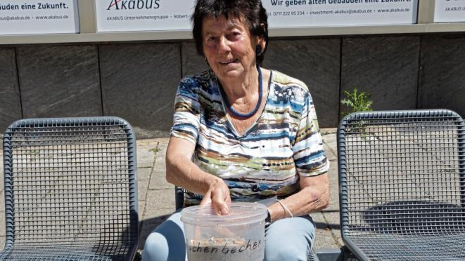 Erika Gaessler wohnt am Vaihinger Marktplatz und hat vor Kurzem eine Idee gehabt und umgesetzt: Um die Vermüllung mit Zigarettenstummeln einzudämmen, hat sie rundherum mit Sand gefüllte Aschenbecher aufgestellt, die sie mit einer Hundekottüte als Handschuh leert. Die Ascher werden sehr gut angenommen, freut sich die Nichtraucherin – und bestimmt freuen sich viele mit. Foto: Rücker Erika Gaessler wohnt am Vaihinger Marktplatz und hat vor Kurzem eine Idee gehabt und umgesetzt: Um die Vermüllung mit Zigarettenstummeln einzudämmen, hat sie rundherum mit Sand gefüllte Aschenbecher aufgestellt, die sie mit einer Hundekottüte als Handschuh leert. Die Ascher werden sehr gut angenommen, freut sich die Nichtraucherin – und bestimmt freuen sich viele mit. Foto: Rücker