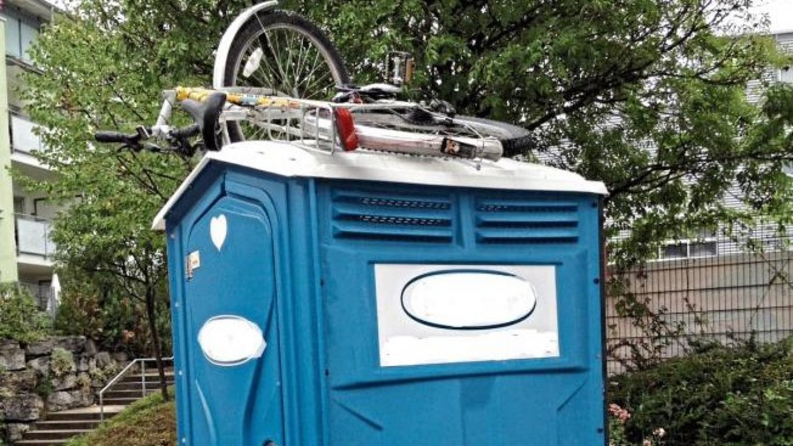 „Da hat wohl einer sein Schloss vergessen und ist der Meinung, so ist das Fahrrad diebstahlgeschützt“, schreibt unser Leser Friedbert Rößler zu seinem in Vaihingen entstandenen Schnappschuss. „Da hat wohl einer sein Schloss vergessen und ist der Meinung, so ist das Fahrrad diebstahlgeschützt“, schreibt unser Leser Friedbert Rößler zu seinem in Vaihingen entstandenen Schnappschuss.