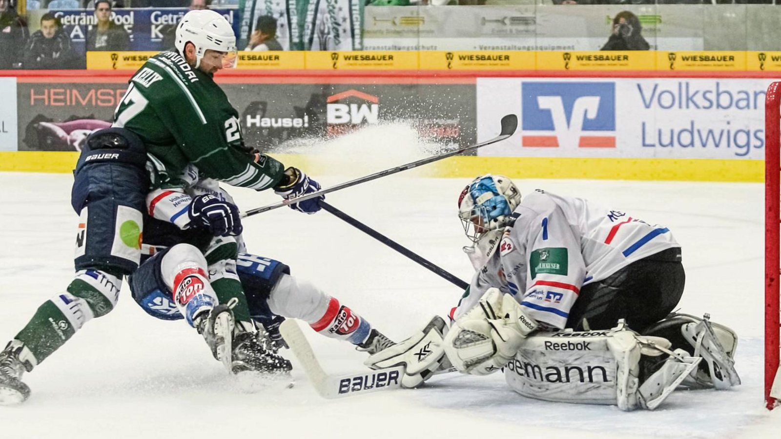 Bietigheims Justin Kelly (links) ist vor dem gegnerischen Tor immer ein Unruheherd – wie hier die Heilbronner, Goalie Peter Holmgren (rechts) und Steven Bär, erfahren müssen. Foto: Archiv/Simecek Bietigheims Justin Kelly (links) ist vor dem gegnerischen Tor immer ein Unruheherd – wie hier die Heilbronner, Goalie Peter Holmgren (rechts) und Steven Bär, erfahren müssen. Foto: Archiv/Simecek