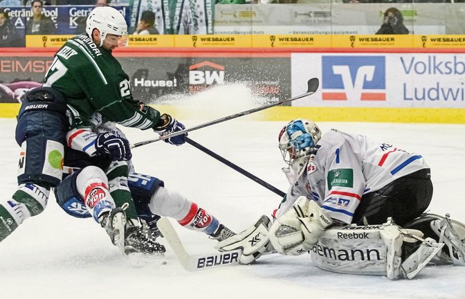 Bietigheims Justin Kelly (links) ist vor dem gegnerischen Tor immer ein Unruheherd – wie hier die Heilbronner, Goalie Peter Holmgren (rechts) und Steven Bär, erfahren müssen. Foto: Archiv/Simecek