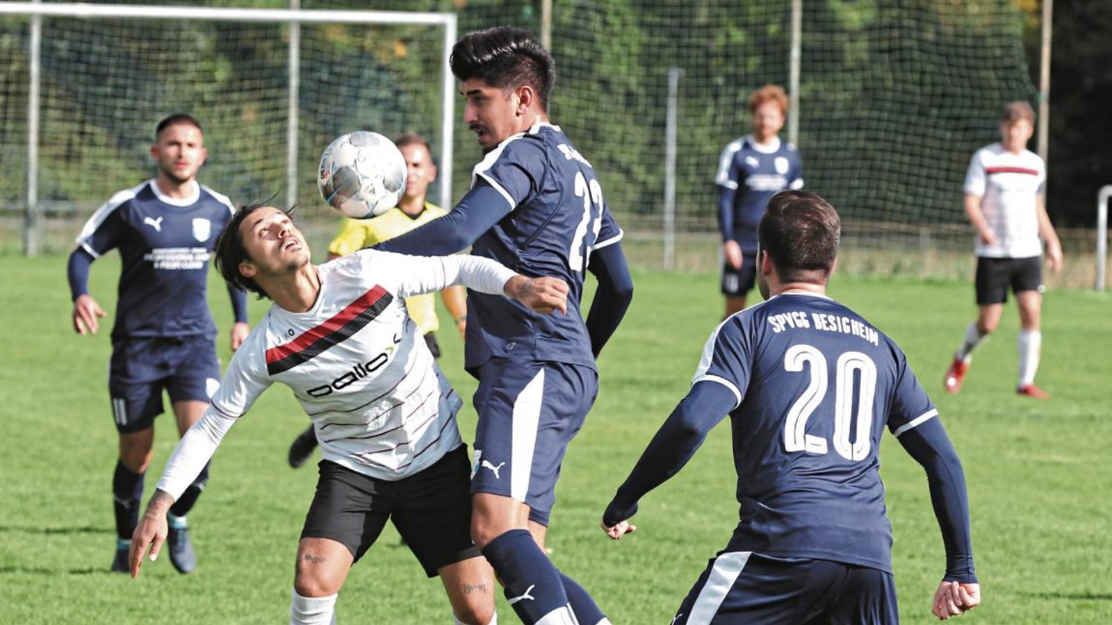 Riexingens Benjamin Langhans (links) hat den Ball aus den Augen verloren, so dass Besigheims Deniz Kaya klären kann. Foto: Nachreiner Riexingens Benjamin Langhans (links) hat den Ball aus den Augen verloren, so dass Besigheims Deniz Kaya klären kann. Foto: Nachreiner