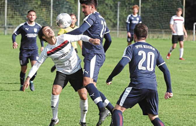 Riexingens Benjamin Langhans (links) hat den Ball aus den Augen verloren, so dass Besigheims Deniz Kaya klären kann. Foto: Nachreiner