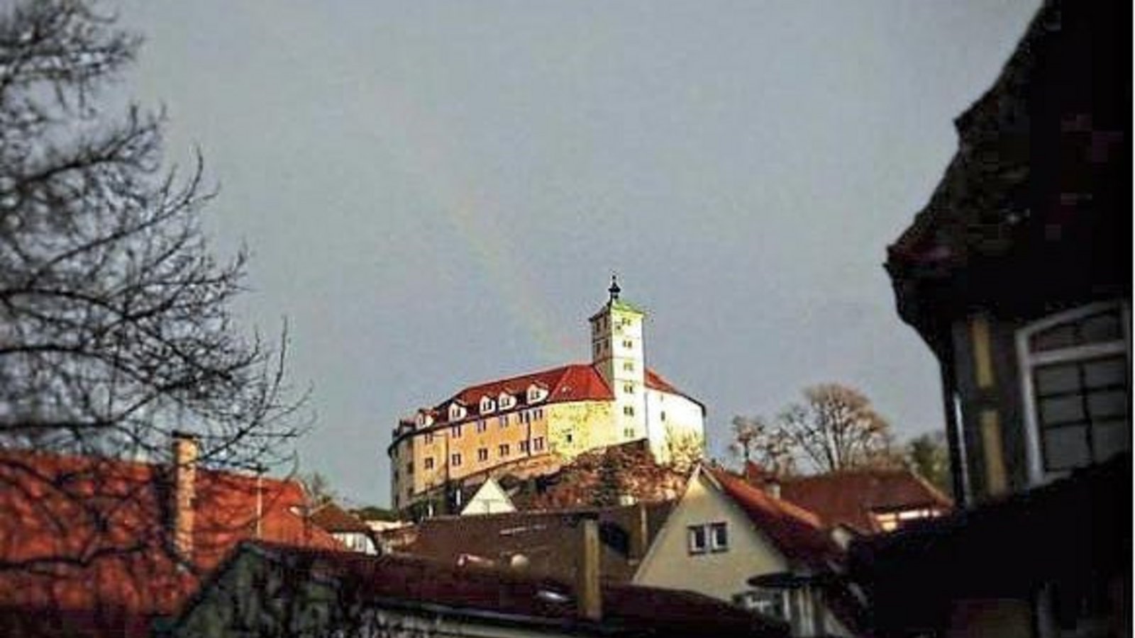 Kleine Freuden: Vor wenigen Tagen noch leuchtete Schloss Kaltenstein gülden herab, verziert mit einem zarten Regenbogen. Foto: Rücker Kleine Freuden: Vor wenigen Tagen noch leuchtete Schloss Kaltenstein gülden herab, verziert mit einem zarten Regenbogen. Foto: Rücker