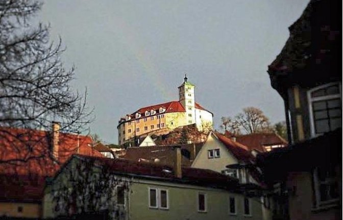Kleine Freuden: Vor wenigen Tagen noch leuchtete Schloss Kaltenstein gülden herab, verziert mit einem zarten Regenbogen.  Foto: Rücker