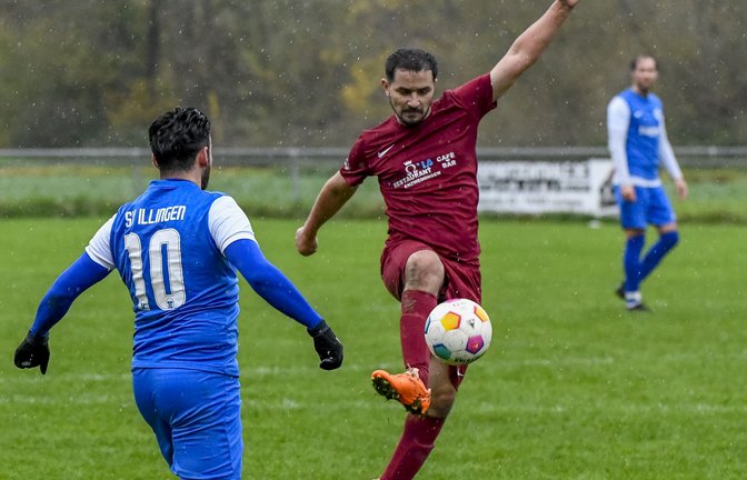 Tomas Karabas (rechts) spielt den Ball elegant an Illingens Tolga Camlice vorbei. Am Ende gewinnt Enzweihingen mit 6:1. <span class='image-autor'>Foto: Leitner</span>