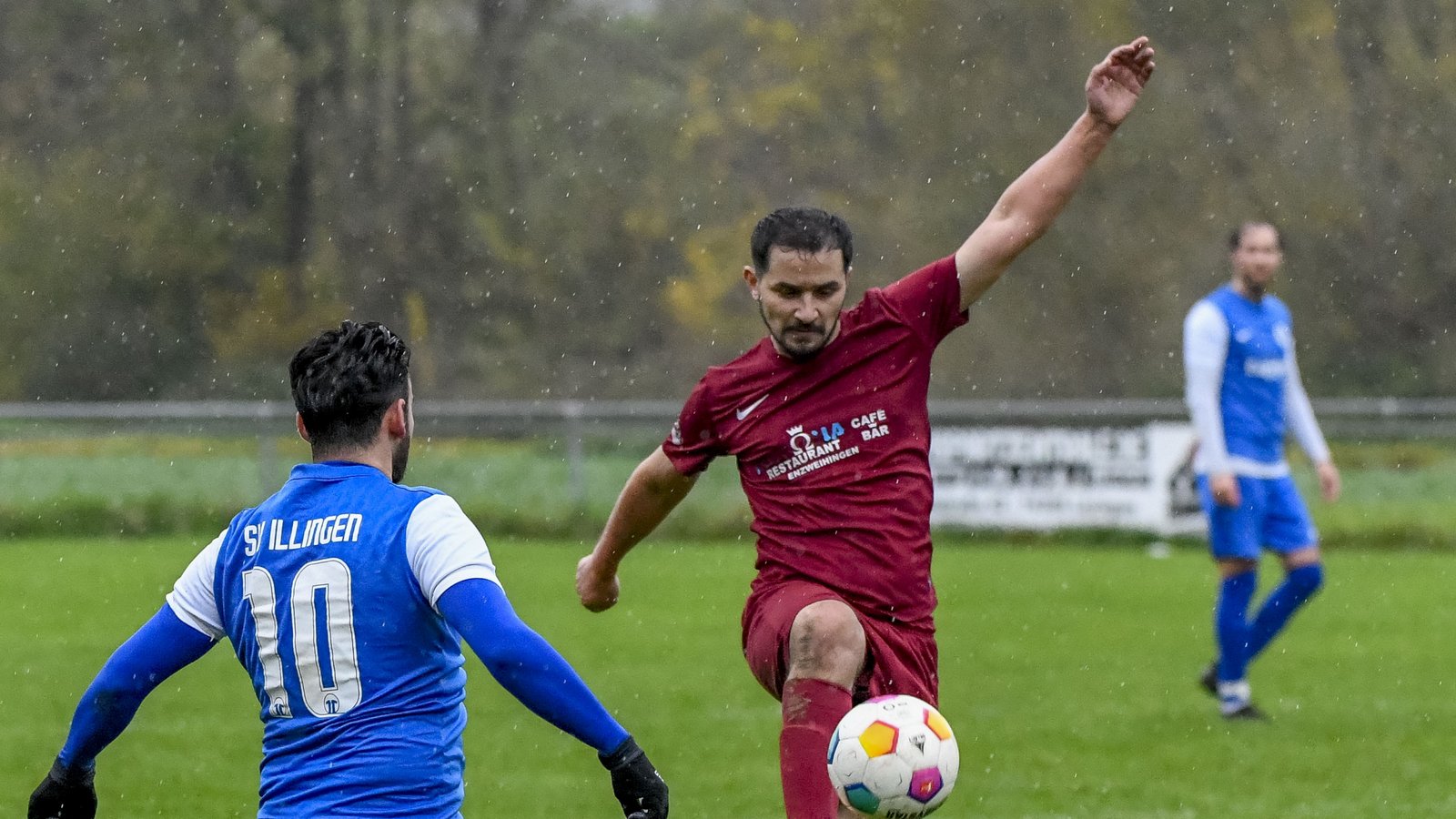 Tomas Karabas (rechts) spielt den Ball elegant an Illingens Tolga Camlice vorbei. Am Ende gewinnt Enzweihingen mit 6:1. Foto: Leitner Tomas Karabas (rechts) spielt den Ball elegant an Illingens Tolga Camlice vorbei. Am Ende gewinnt Enzweihingen mit 6:1. Foto: Leitner