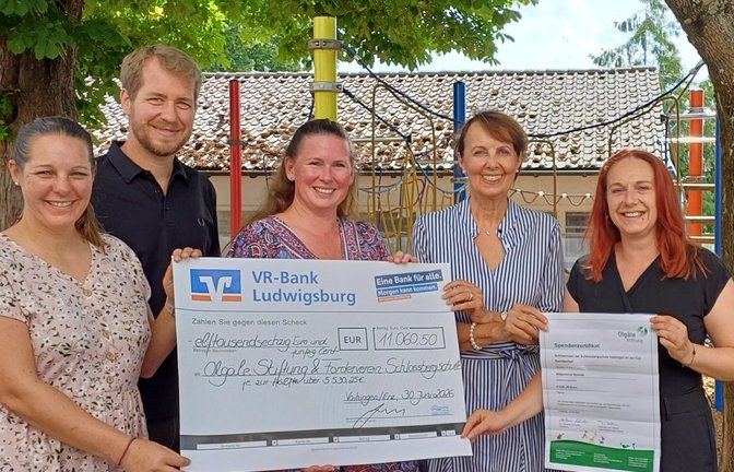 Freude bei der Spendenübergabe (von links): Kerstin Franke, Jürgen Joos, Miryam Grözinger, Susanne Dieterich und Mandy Greindl. <span class='image-autor'>Foto: Rücker</span>