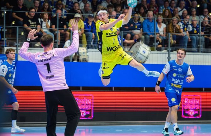 TVB-Rechtsaußen Kasper Lien hebt ab und wirft eines seiner drei Tore in Eisenach.<span class='image-autor'>IMAGO/Eibner</span>