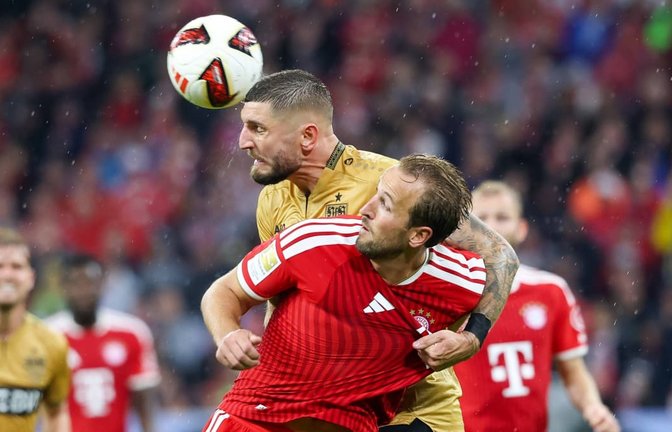 Trafen immer wieder aufeinander: Stuttgarts Jeff Chabot (links) und Bayerns Harry Kane (rechts).<span class='image-autor'>IMAGO/kolbert-press</span>