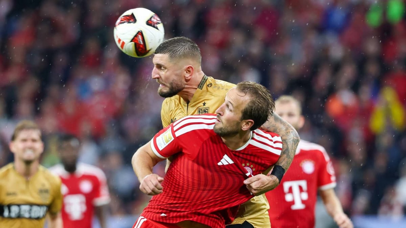 Trafen immer wieder aufeinander: Stuttgarts Jeff Chabot (links) und Bayerns Harry Kane (rechts).IMAGO/kolbert-press Trafen immer wieder aufeinander: Stuttgarts Jeff Chabot (links) und Bayerns Harry Kane (rechts).IMAGO/kolbert-press