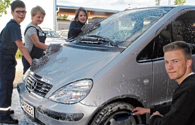 Autowaschaktion der Illinger Feuerwehrjugend. Foto: Stahlfeld