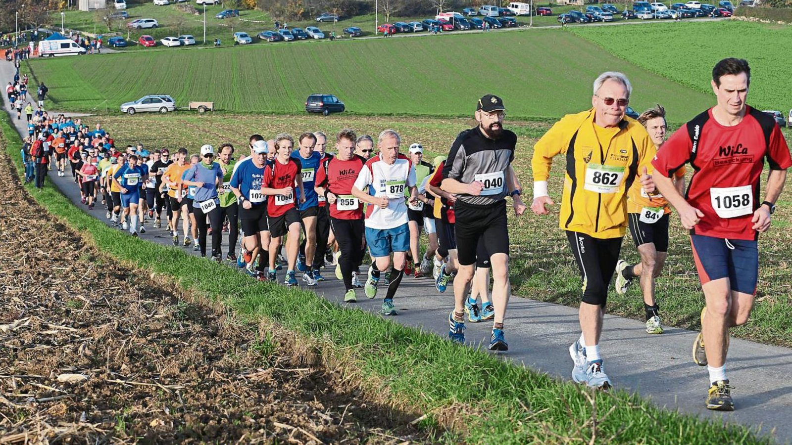 Der Berg hat es in sich. Gleich nach dem Start der Läufe über 6,6 und zehn Kilometer führt die Strecke beim Nussdorflauf steil nach oben. Foto: Küppers