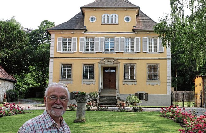 Bevollmächtigter Ulrich Eberle zeigt das Hochdorfer Schloss. Für die Immobilie mit 1000 Quadratmetern Wohnfläche wird ein Mieter gesucht. Fotos: Bögel