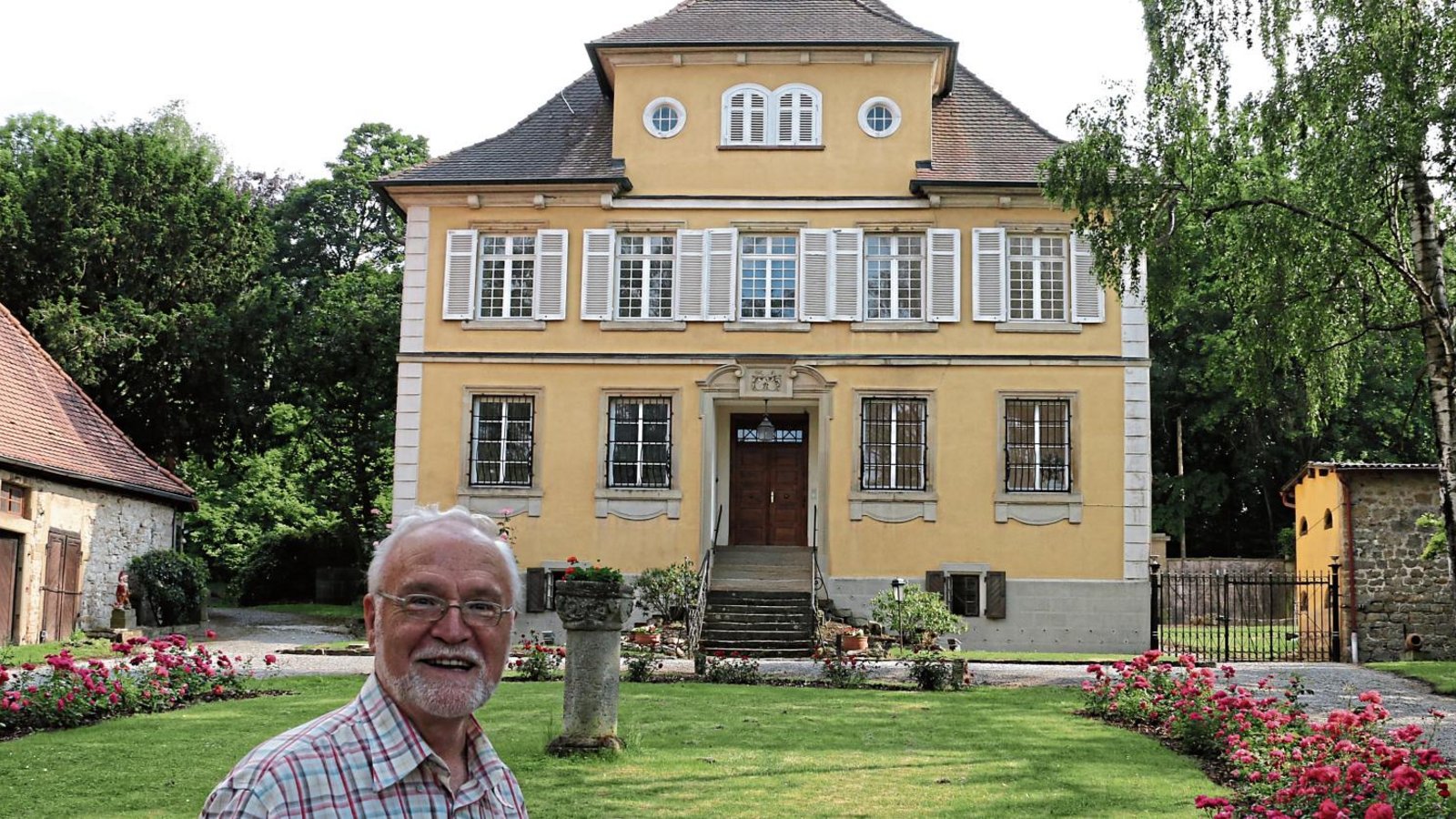 Bevollmächtigter Ulrich Eberle zeigt das Hochdorfer Schloss. Für die Immobilie mit 1000 Quadratmetern Wohnfläche wird ein Mieter gesucht. Fotos: Bögel Bevollmächtigter Ulrich Eberle zeigt das Hochdorfer Schloss. Für die Immobilie mit 1000 Quadratmetern Wohnfläche wird ein Mieter gesucht. Fotos: Bögel